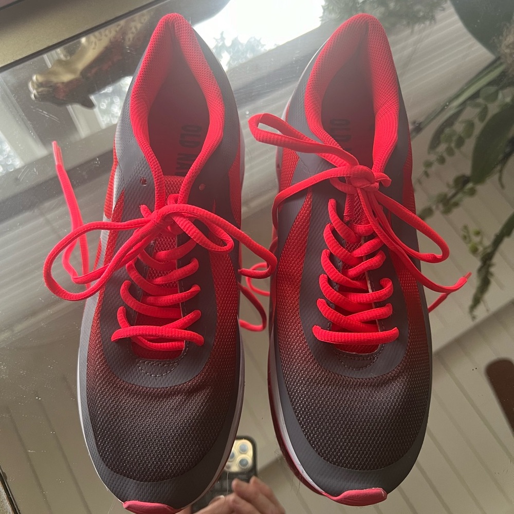 New Lightweight athletic shoes 👟 sneakers grey ombre shades of red